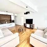 Eluxory Apartament *